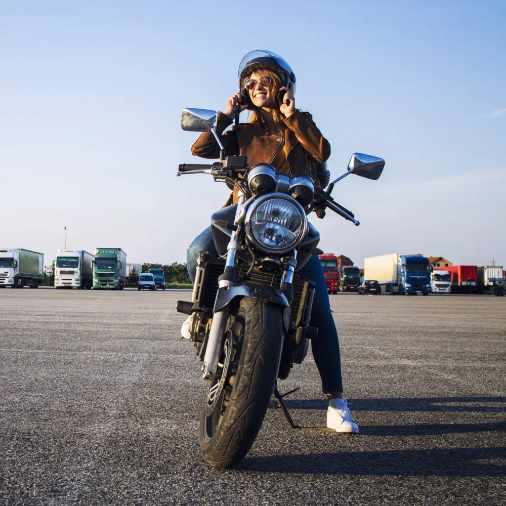 dziewczyna na motocyklu